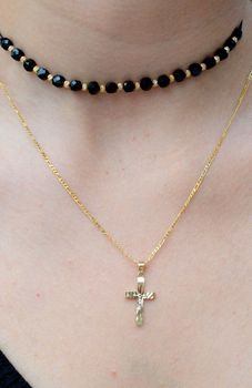 Piękny, złoty wisiorek w kształcie krzyża z wizerunkiem Pana Jezusa został wykonany ze złota próby 333 (3).JPG